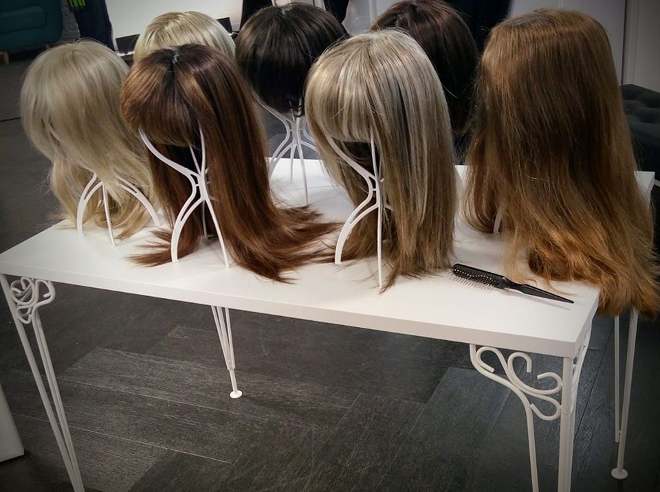 peruki na salonach